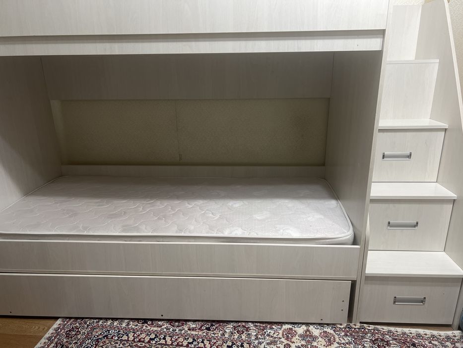 Продам трехярусную кровать