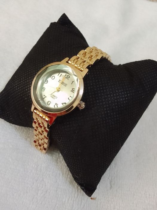 Oltin rangli qoʻl soati zamonaviy uslubni yoqtiradiganlar uchun