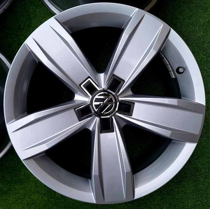 Продавам 4бр оригинални 17-ки джанти за Фолксваген Тигуан, Пасат, Голф