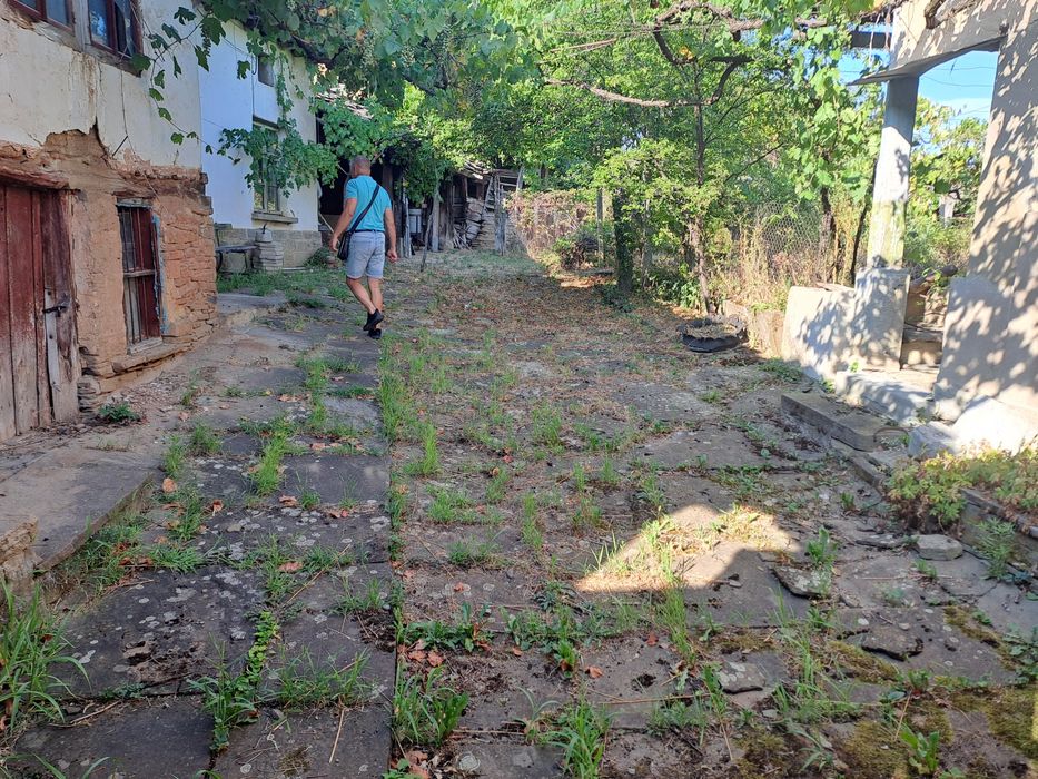 Продавам имот в с. Лешница, обл. Ловеч