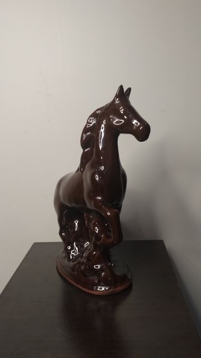 Много красива статуетка на кон в раздвижена поза. Керамика.