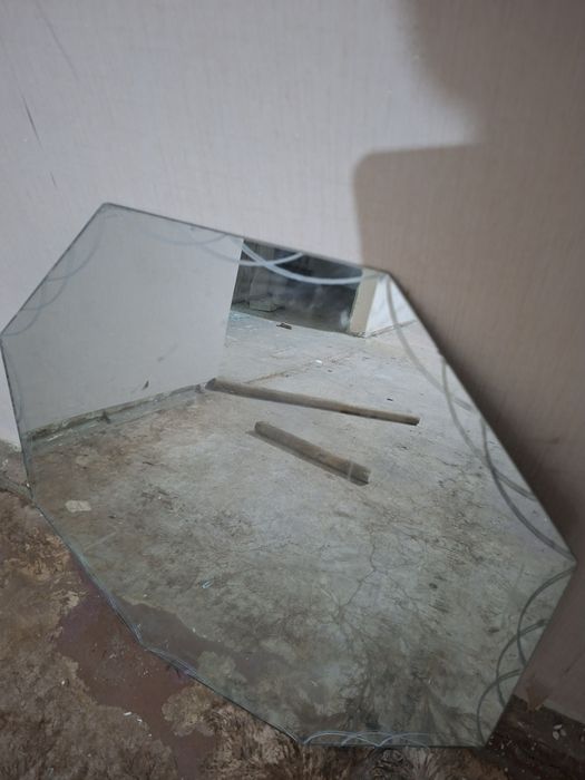 Продам зеркало без осколки.