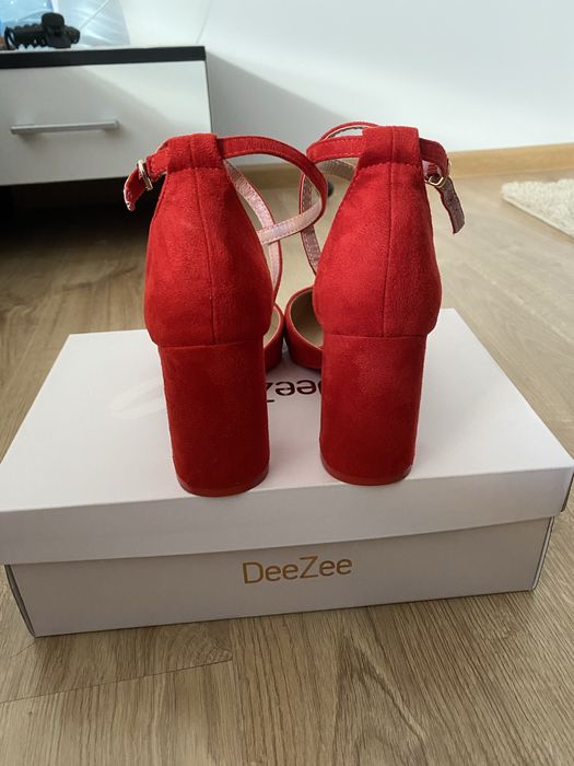 Червени дамски токчета