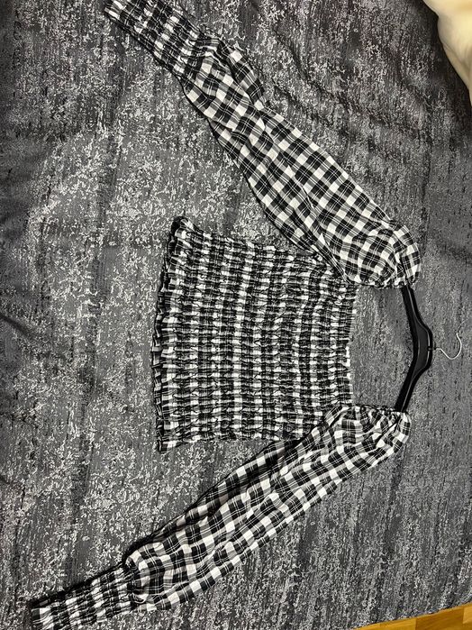 Vând bluza H&M mărimea S, combinație de culori alb și negru