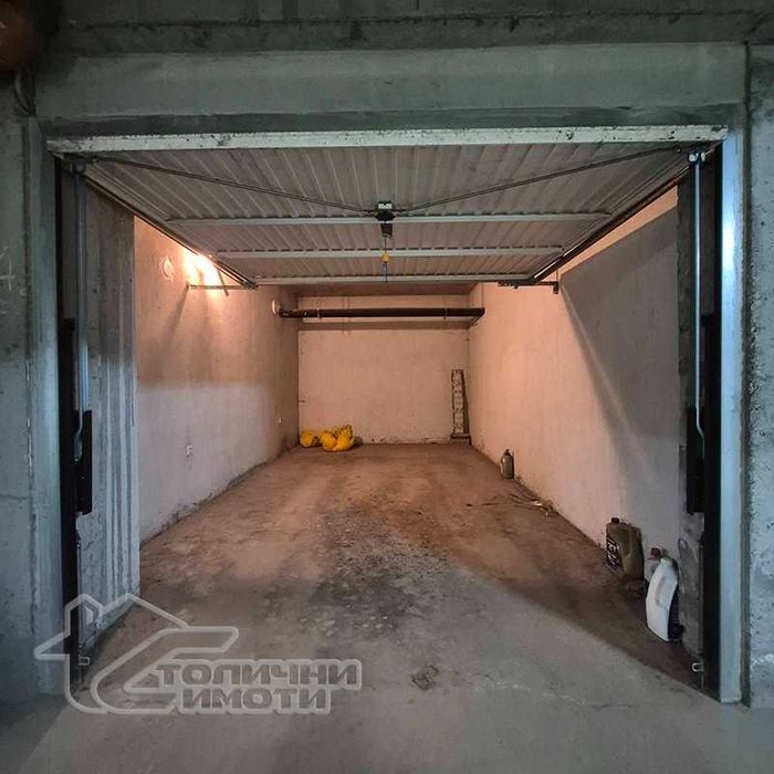 Двустаен, тухлен, с гараж в Дружба-2