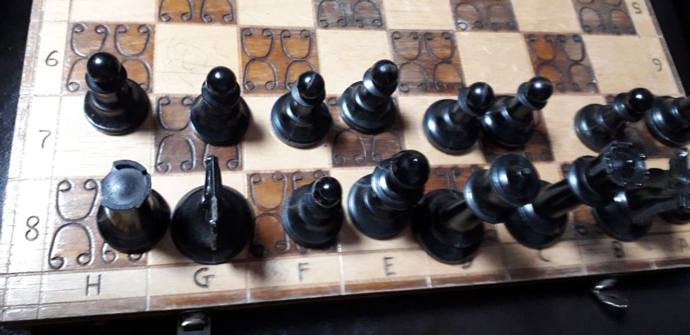 Метални фигури за шах.  Шах  с дървени фигури