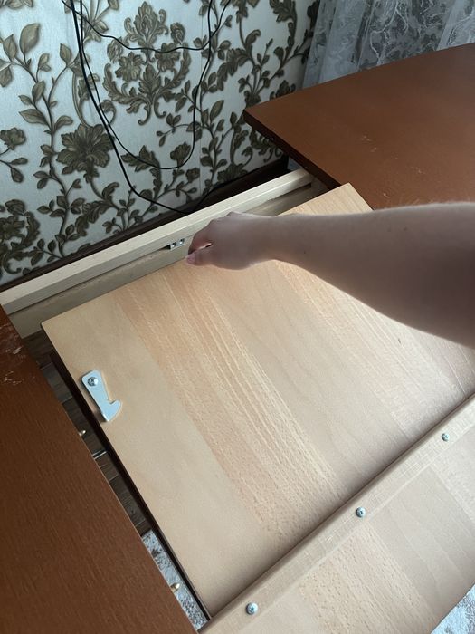 Раздвижной стол из дерева