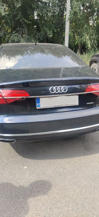 Audi A8L.        .