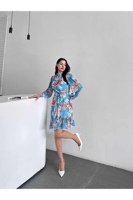 Рокля на цветя с дълъг ръкав