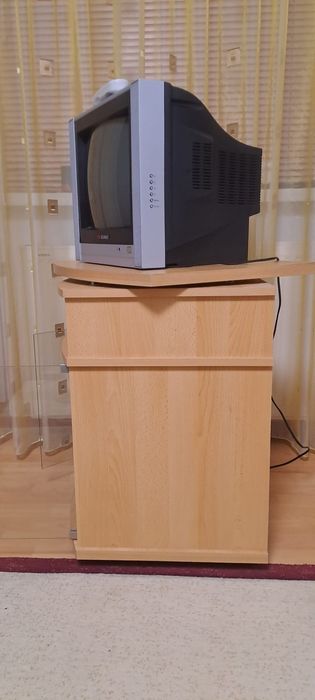 Comoda TV și televizor color în Focșani