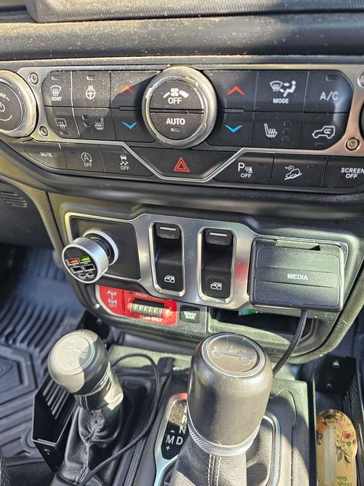 Jeep wrangler rubicon jl 2020,2 litri benzină automata stare full option fără piele.