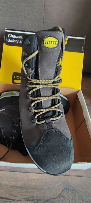 Работни обувки - чисто нови.