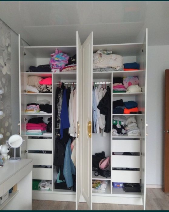 Шкаф с золотыми ручками, район Огонька.