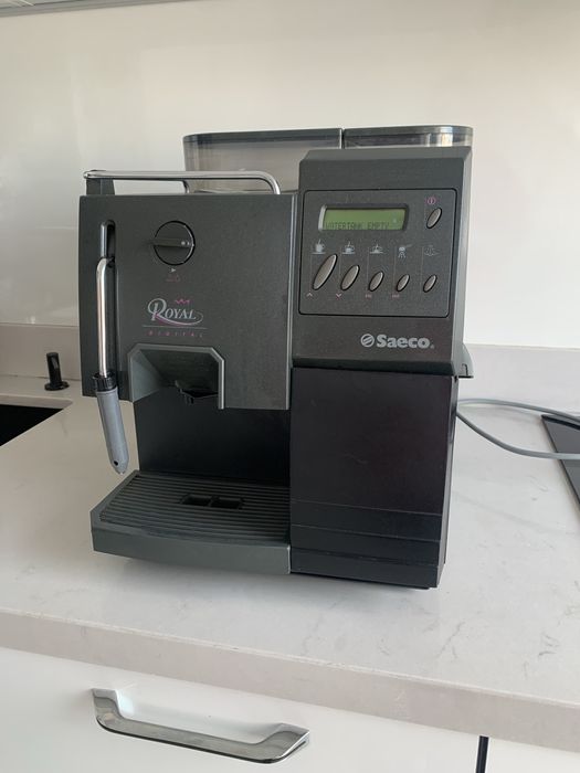 Кафе машина Saeco Royal е Кафеавтомат с кафе на зърна и мляно кафе