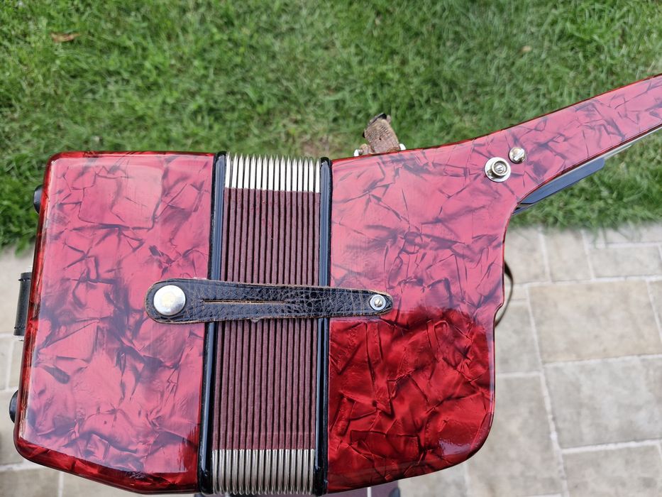 Acordeon  gernan în stare excelenta  cu 72 basi rosu