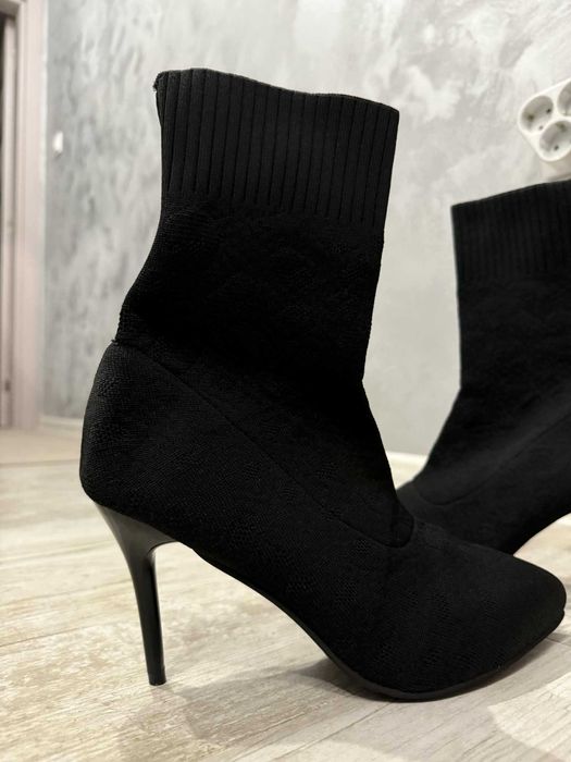 Нови черни токчета / ботуши тип sock boots