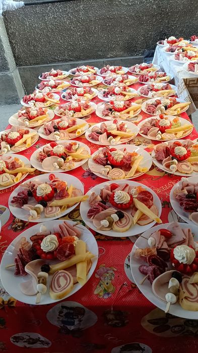 Berbecut la protap, aperitive sarmale,friptura,montaj