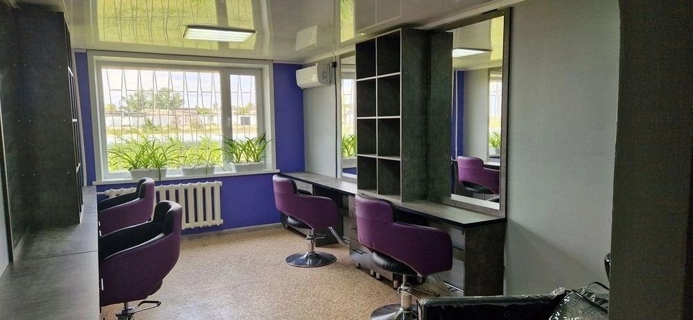 Продам кресло парикмахера, мойку,шкафы.