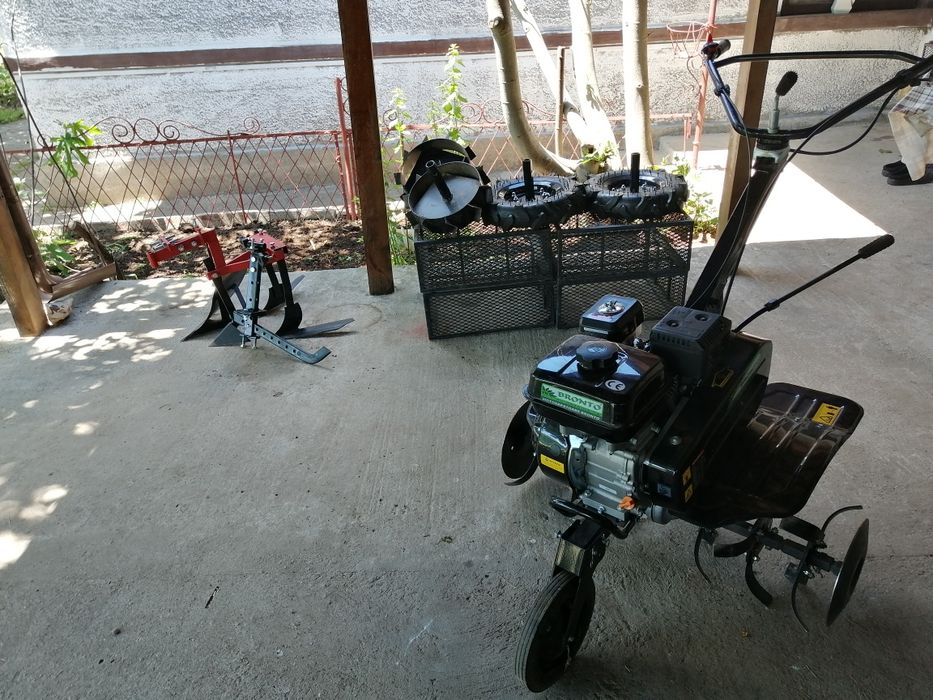 Vând motosapa BRONTO cu accesorii