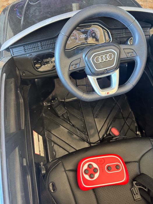 Акумулаторна кола Audi Q8 12V меки гуми