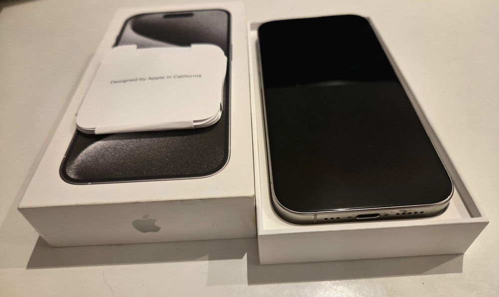 iPhone 15 Pro -White Titanium /128 GB / Cutie originala