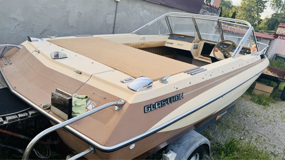 Моторна лодка Glastron