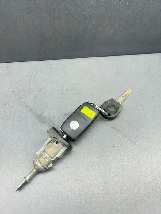 Contact cu cheie Volkswagen VW Golf 1.6 MT (105 hp)