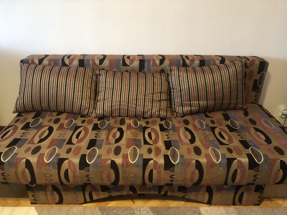 Продавам семеен диван