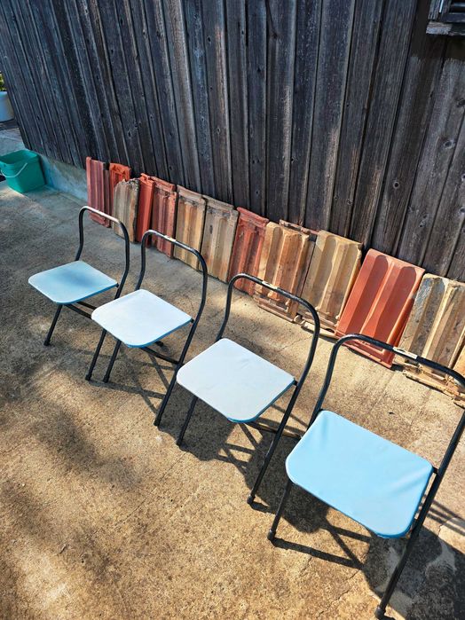 Продавам много запазени сгъваеми столчета