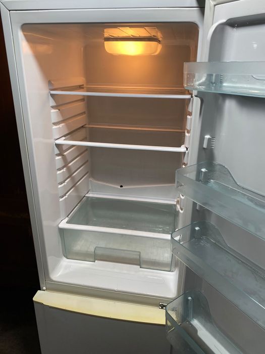Продам Холодильник. Работает отлично.