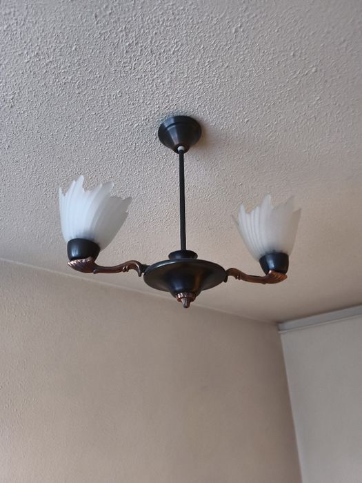 Vând mai multe lustre și veioze