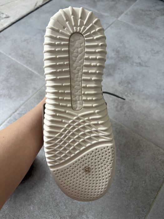 Продам новые кроссовки