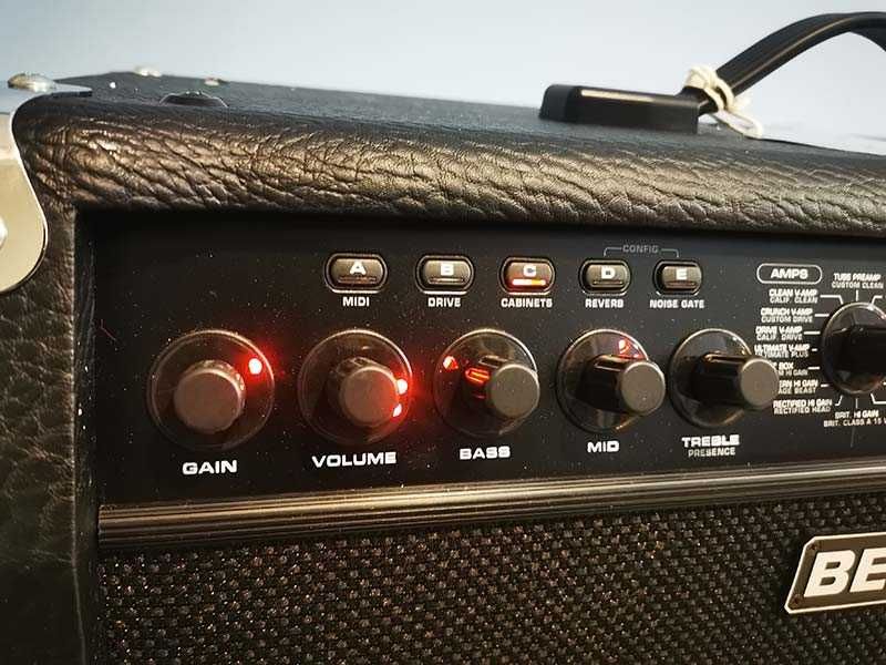 Усилвател кубе berhinger V-ampire LX112 120W вградени ефекти и суич педал