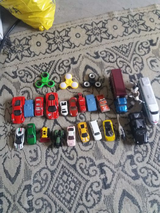 Продавам метални коли