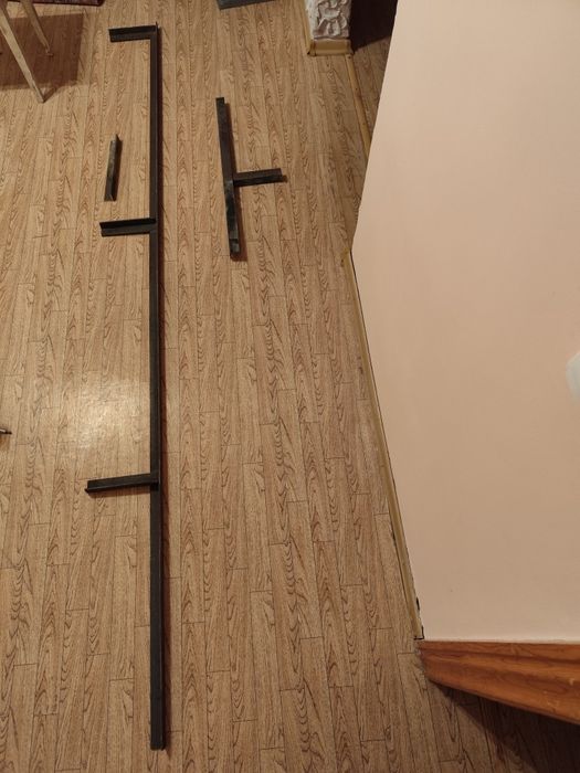 Отдам стекло и уголок металлический б/у