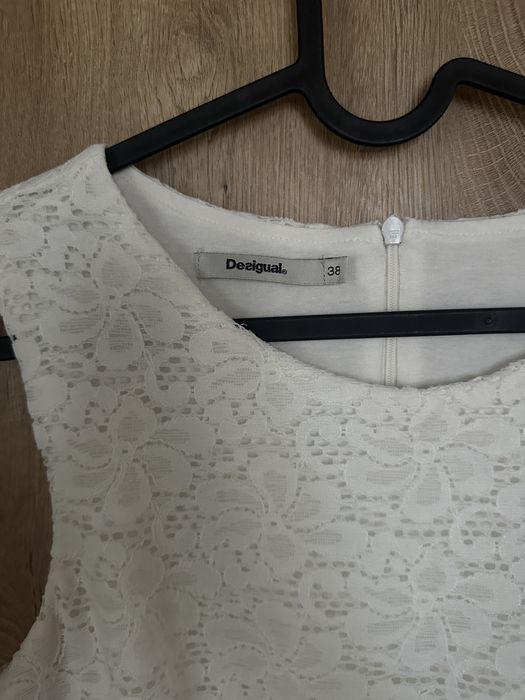 Бяла рокля с бродерия на Desigual - размер 38