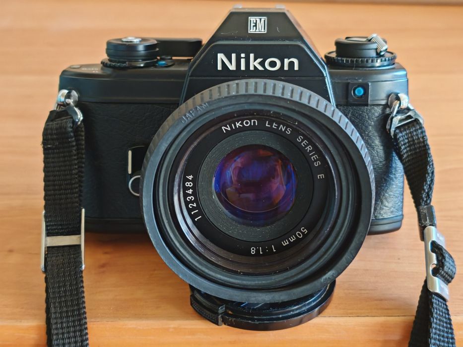 Лентов фотоапарат Nikon EM +  Nikon 50мм 1.8
