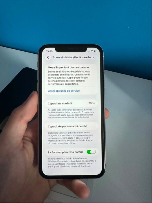 iPhone 11 White 64GB, 75% baterie + 5 huse incluse