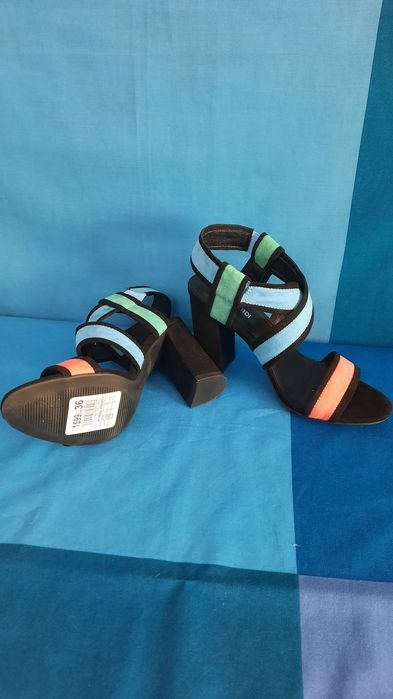 Босоножки на каблуке