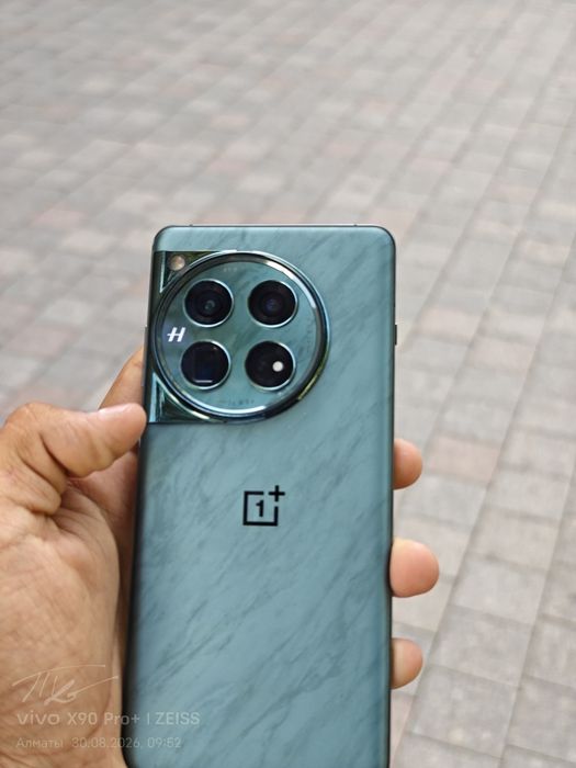Продам OnePlus 12 16/512