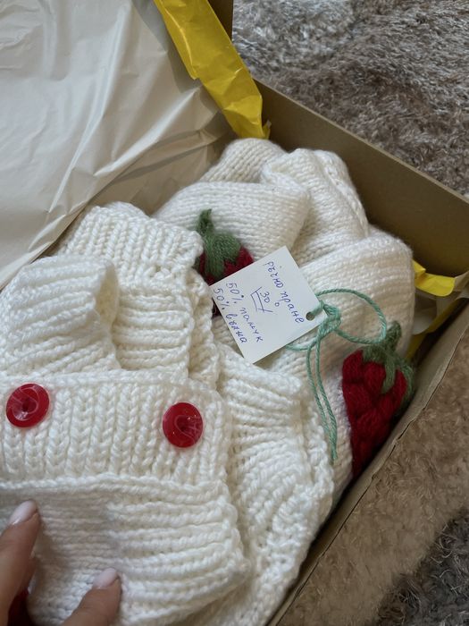 Ръчно плетена жилетка с 3 Д ягоди