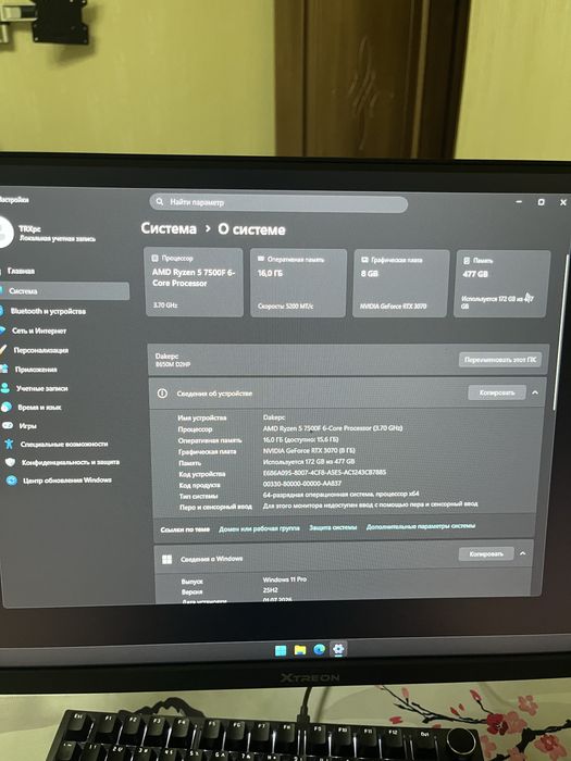 Игровой компьютер и стол кресло