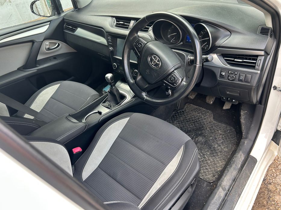 Продавам Тойота Авенсис 1.6 2018г на части