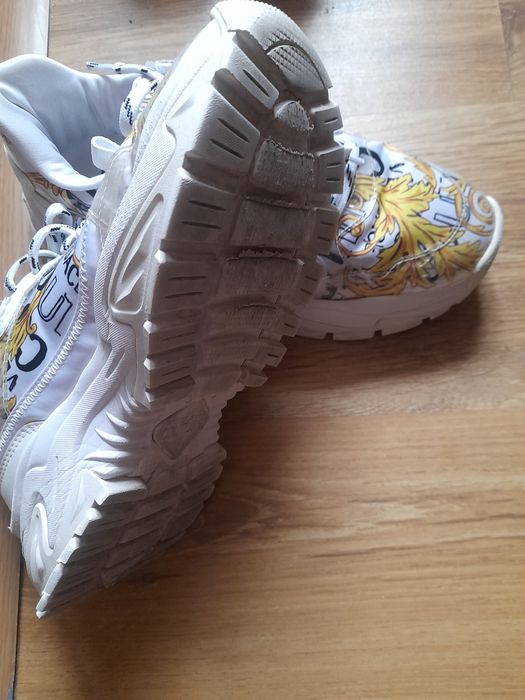 Продавам три чифта обувки втора употреба в комплект