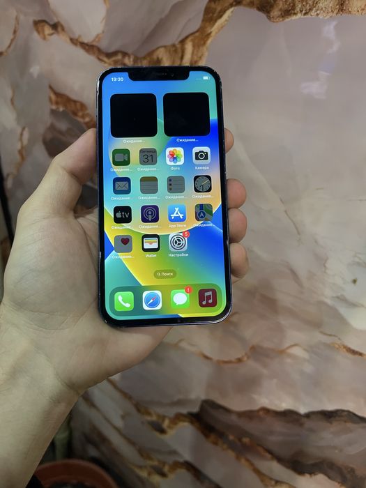 Продам телефон Айфон 12