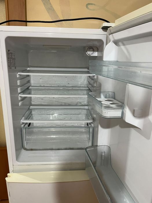 Продам холодильник на запчасти 10000