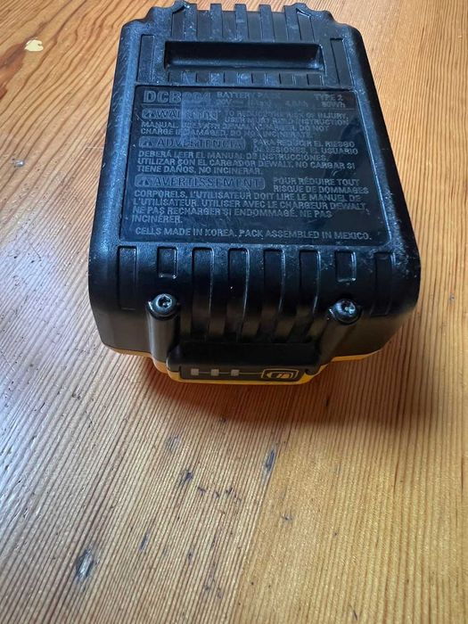 Аккумулятор Dewalt Девольт DCB204 4Ah б/у