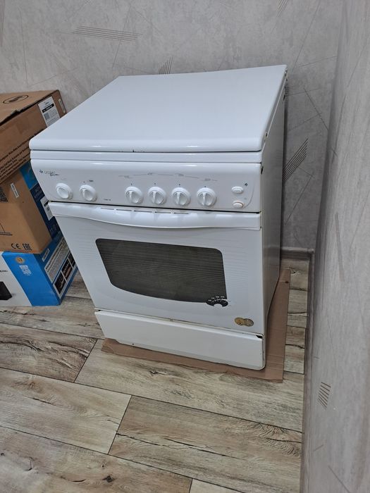 Продам газ плиту гифест