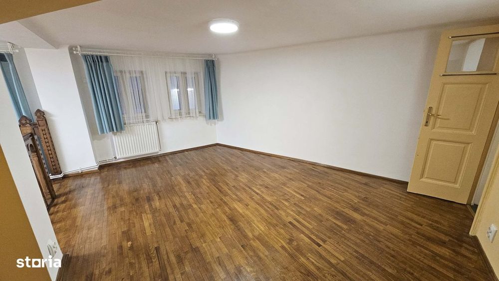 Studio generos cu aer boem și scară interioară în Centrul Istoric