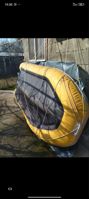 Надуваема лодка с двигател